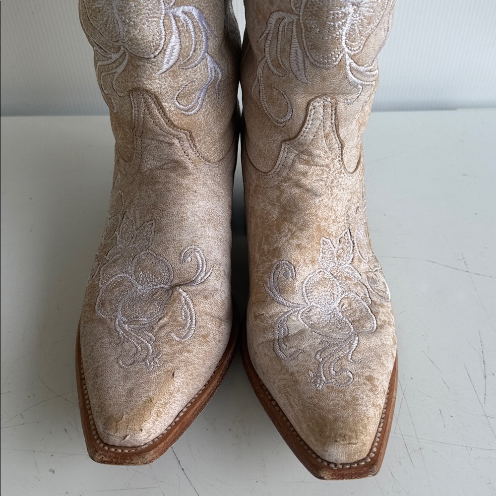 Shyanne Women's Lasy Floral Embroidered Distressed Western Boots Snip Toe Size 9 View 2